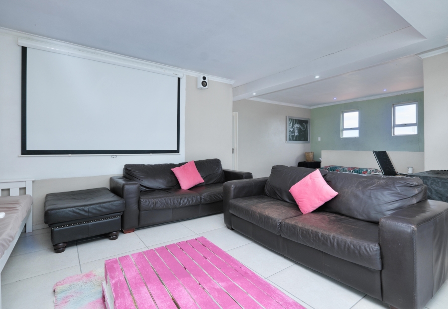 5 Bedroom Property for Sale in Fairview Eastern Cape